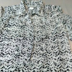 Donnkenny Ladies button down black and white print  blouse. Size petite medium.